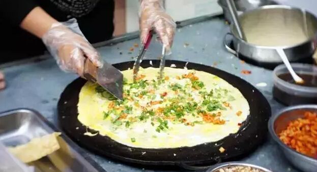 卖煎饼果子一年80万,摆摊卖煎饼果子30年