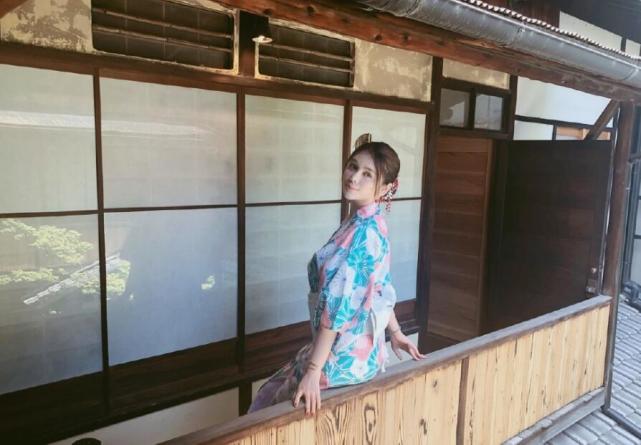 斗鱼张琪格穷得只能吃馒头蘸酱？直播这块真的不好混啊