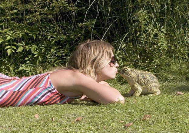 这种蛙竟然把蝌蚪背到树上养？蝌蚪们在树上能吃些什么呢？