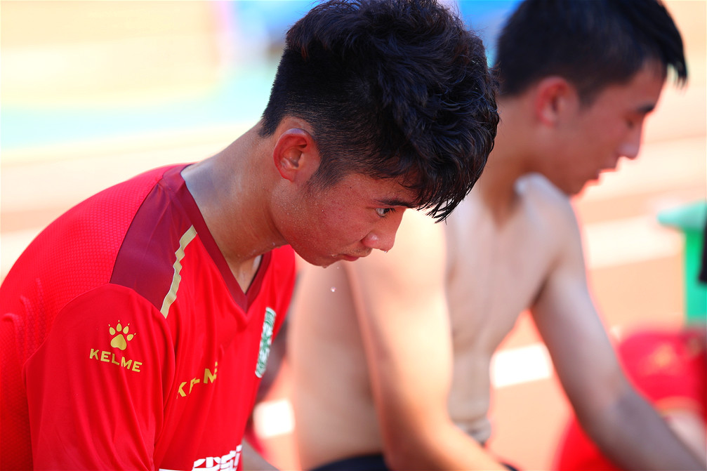 一刻镜头下的校园足球“德比之战”