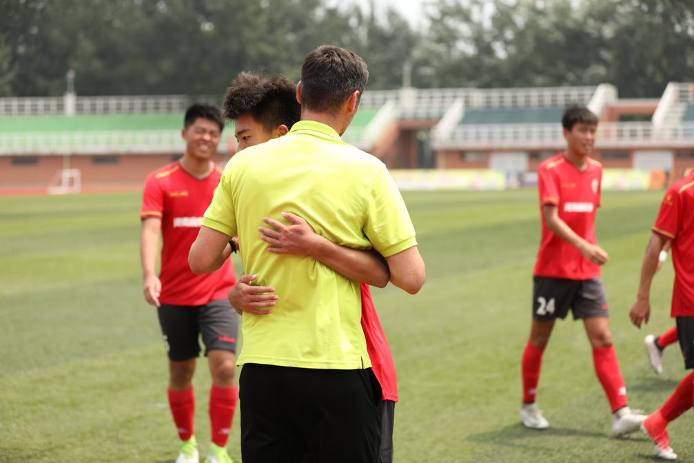 一刻镜头下的校园足球“德比之战”