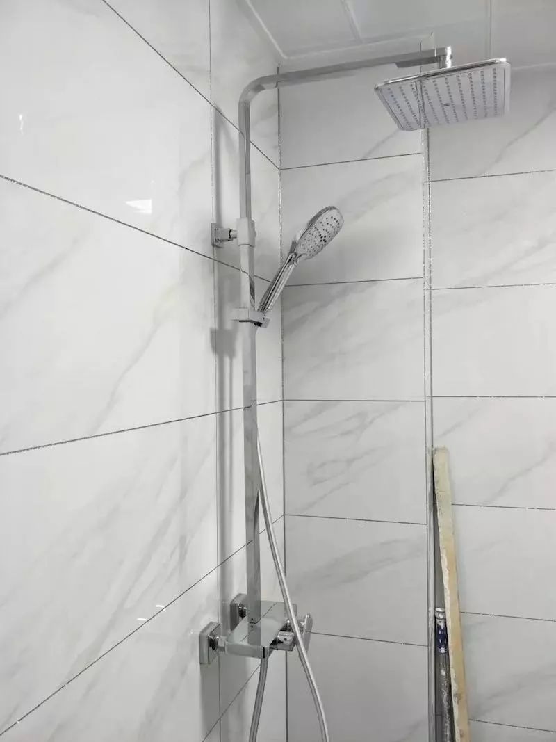 金色淋浴花洒和银色哪个好,淋浴门黑色花洒银色