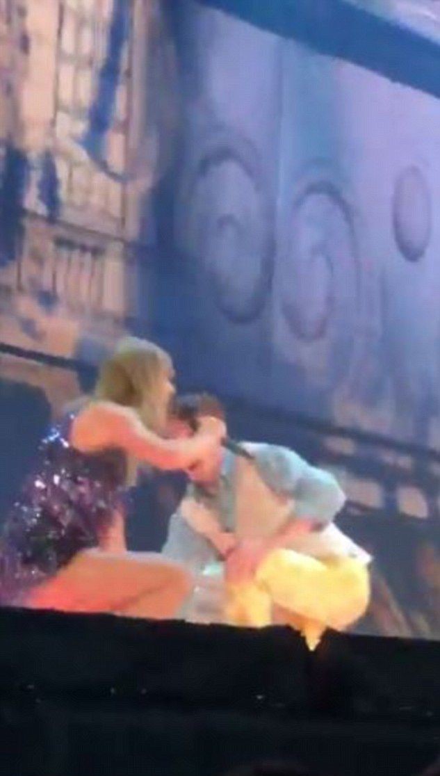 霉霉reputation表演大笑,霉霉演唱会下大暴雨小品