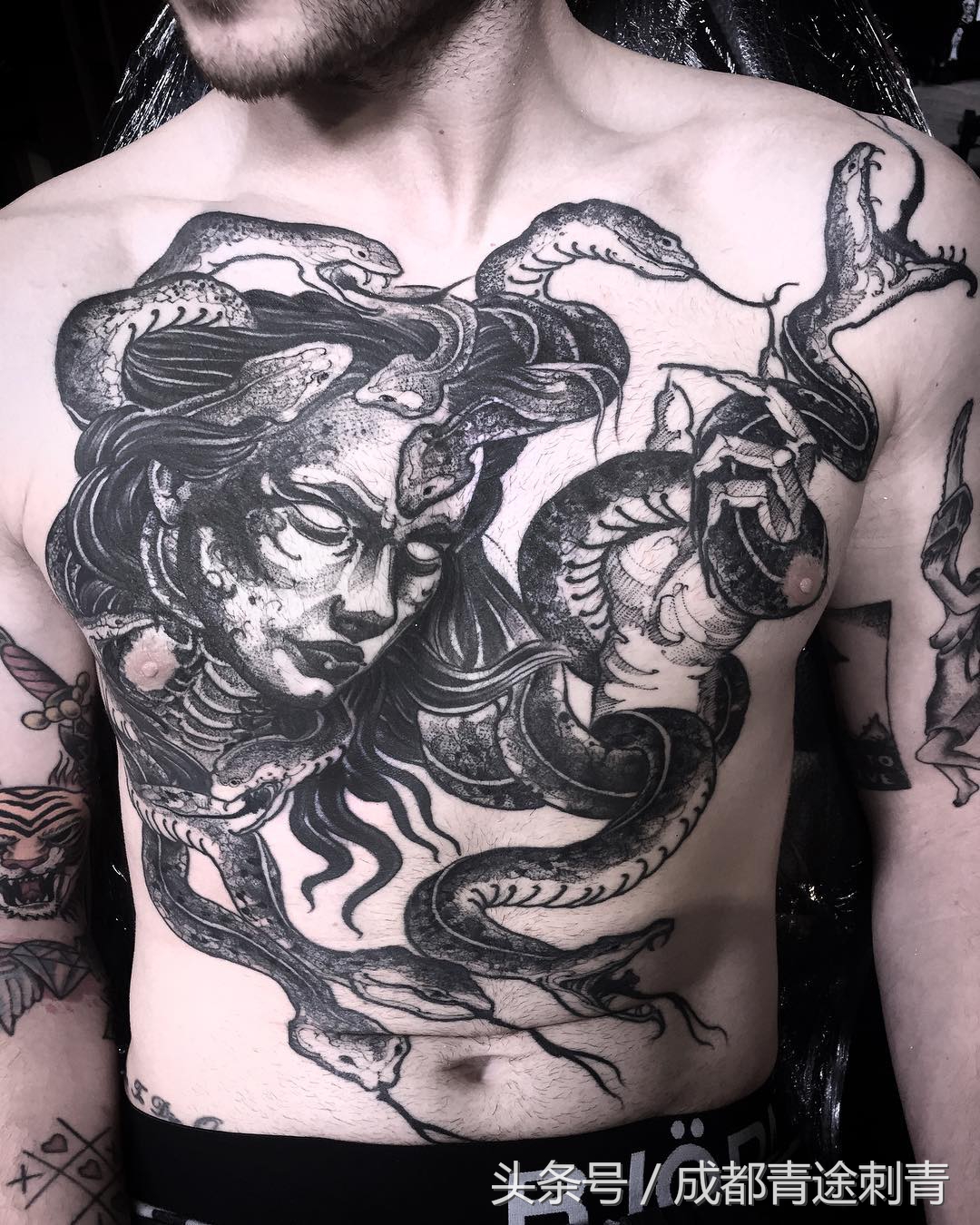 从球场到纹身店，一个差点被足球“耽误”的纹身师