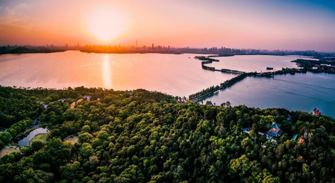 东湖精心定制了一份最美礼物，将闪亮军运会宾客的眼睛