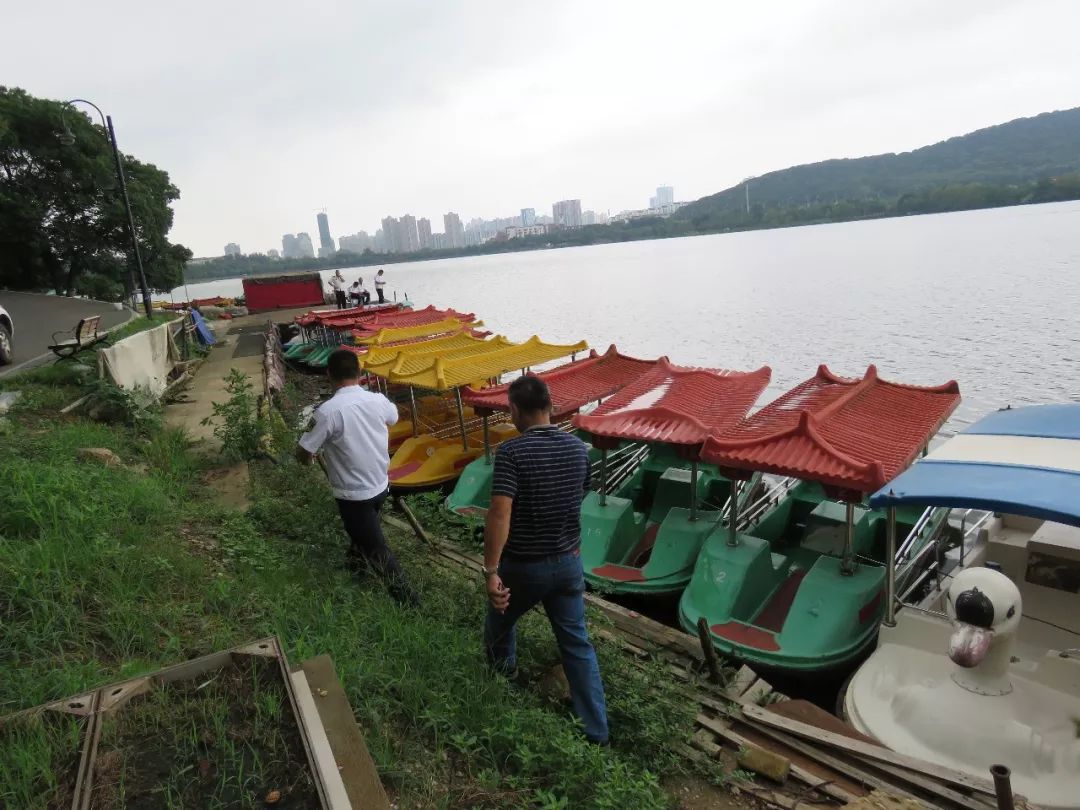 东湖精心定制了一份最美礼物，将闪亮军运会宾客的眼睛