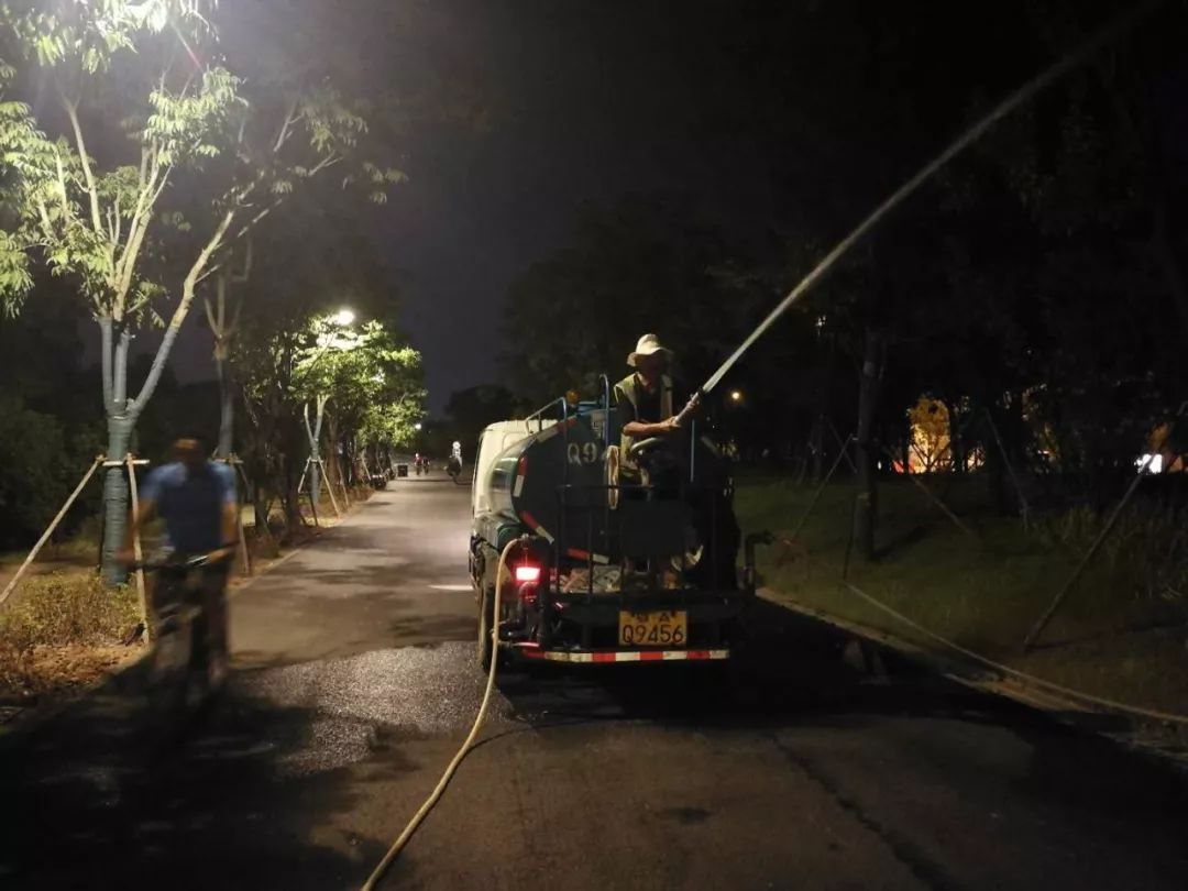 东湖精心定制了一份最美礼物，将闪亮军运会宾客的眼睛