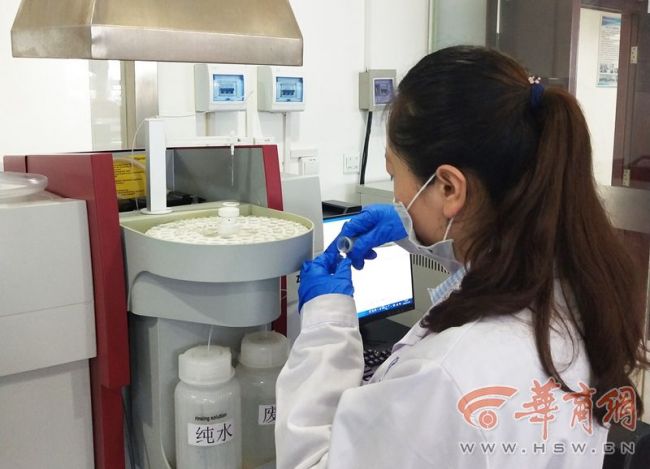 炸鸡排有肉胶和红曲？实验室检测西安8种网红鸡排未测出