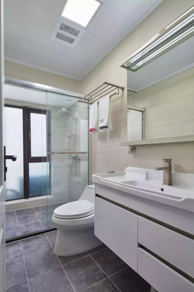 客厅砌一堵墙做隔断不影响通风,在客厅砌了半截墙做隔断