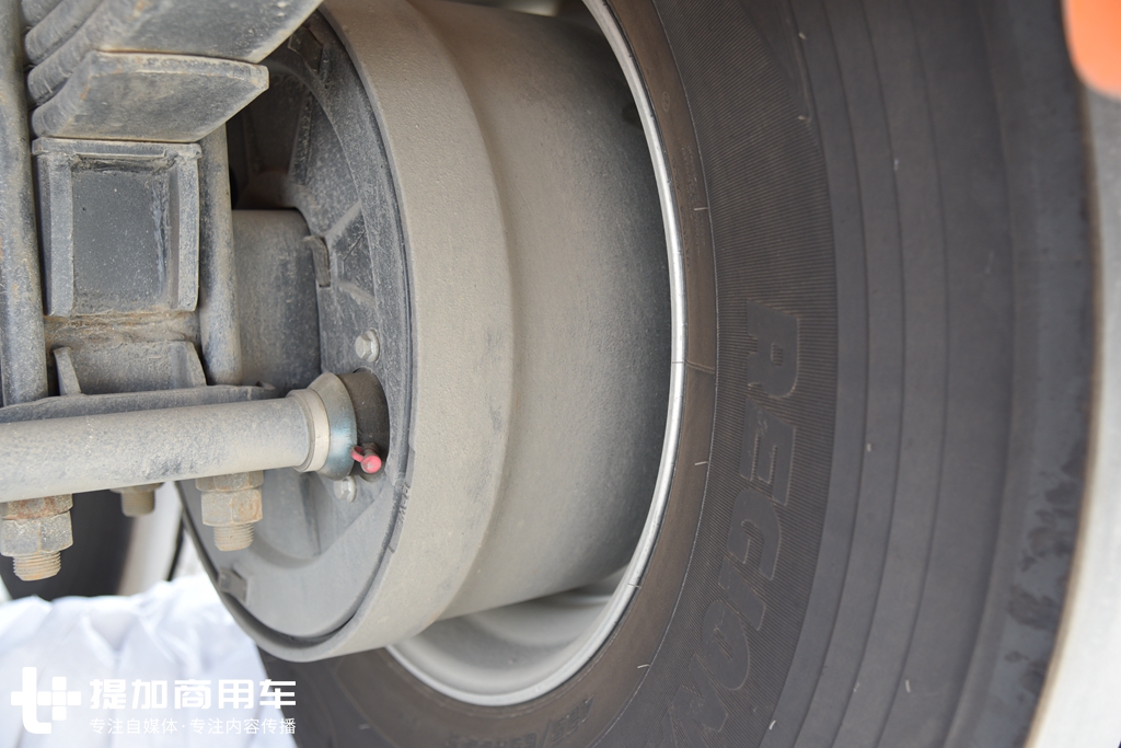 轻量化牵引车德龙x3000大梁整体图,德龙x3000前四后八轻量化大梁