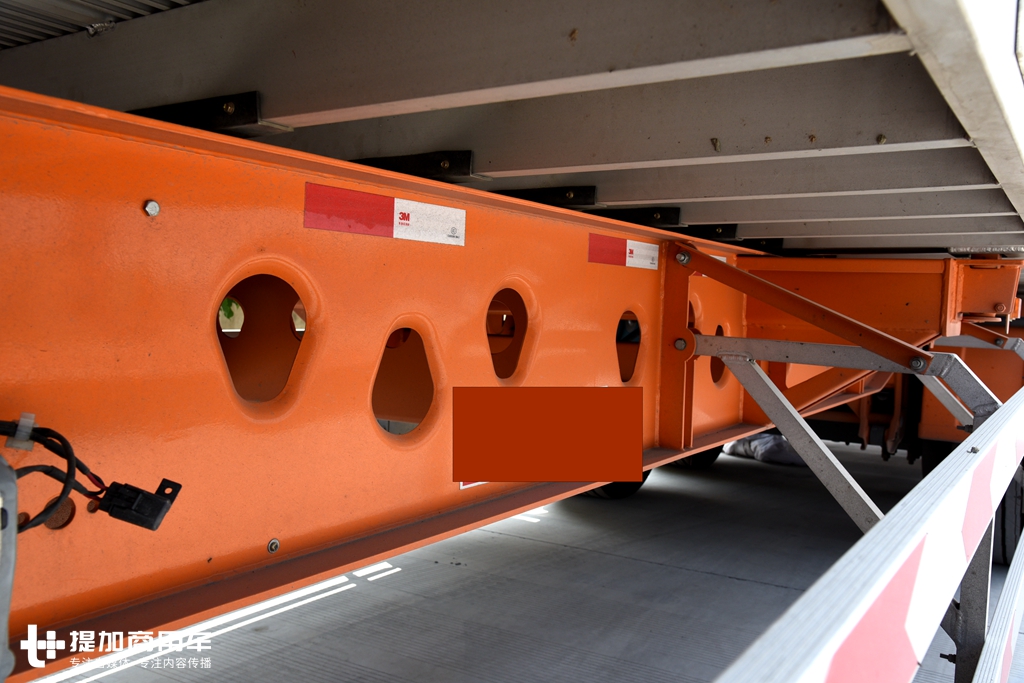 轻量化牵引车德龙x3000大梁整体图,德龙x3000前四后八轻量化大梁