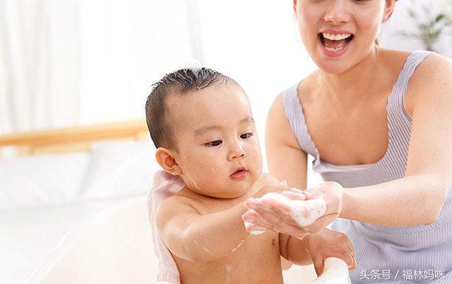 42度水温洗澡对婴儿的伤害,如何给新生儿洗澡才正确