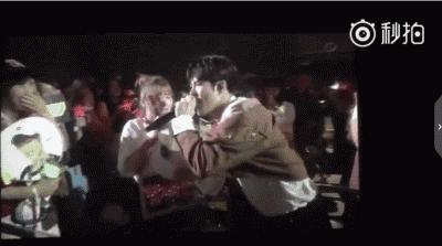 朱正廷蔡徐坤超甜对视害羞,朱正廷蔡徐坤高甜瞬间