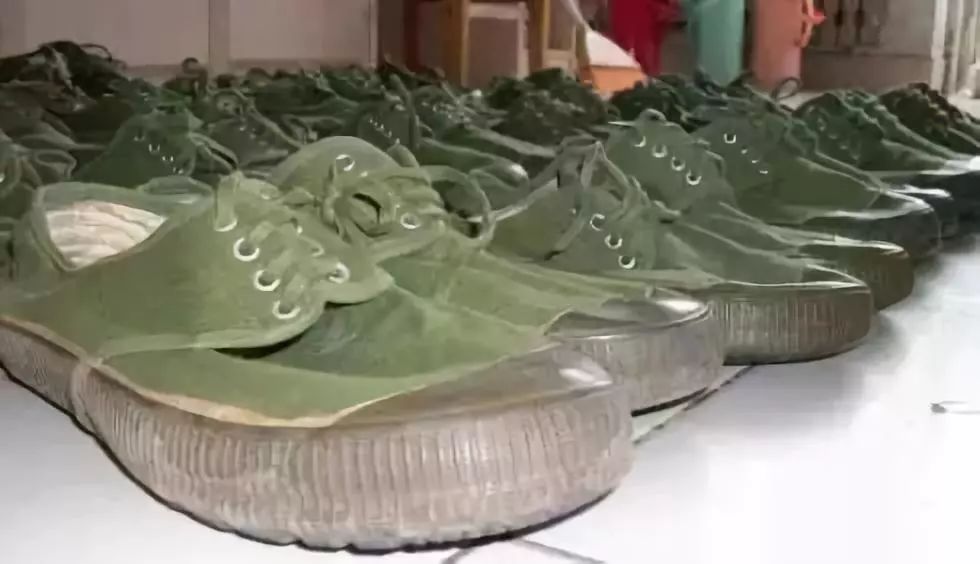 2万的编织袋？4千的塑料鞋？难道真是贫穷限制了我的审美？