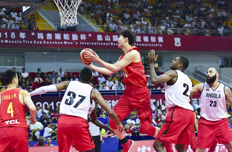 中国男篮蓝队主场哨太明显了，球迷都看不下去了，比红队差远了