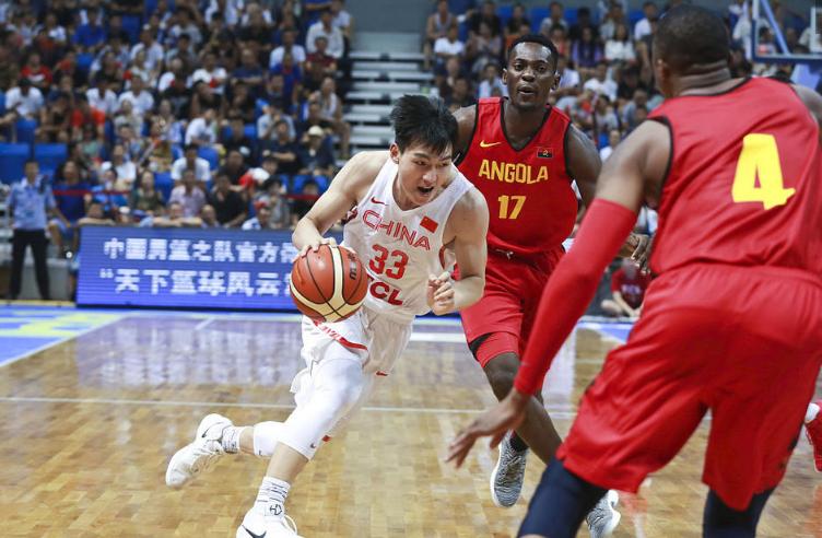 中国男篮蓝队主场哨太明显了，球迷都看不下去了，比红队差远了