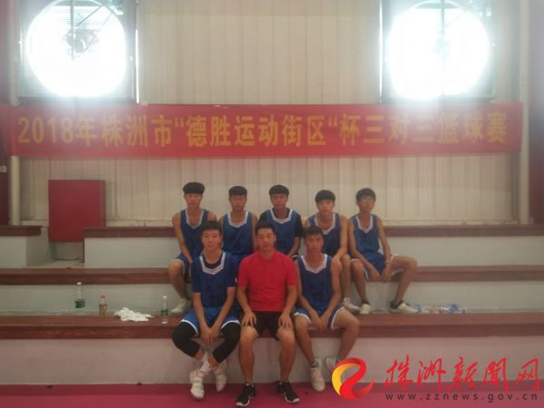 九方中学篮球队在2018年“德胜运动街区”杯斩获青年组第二
