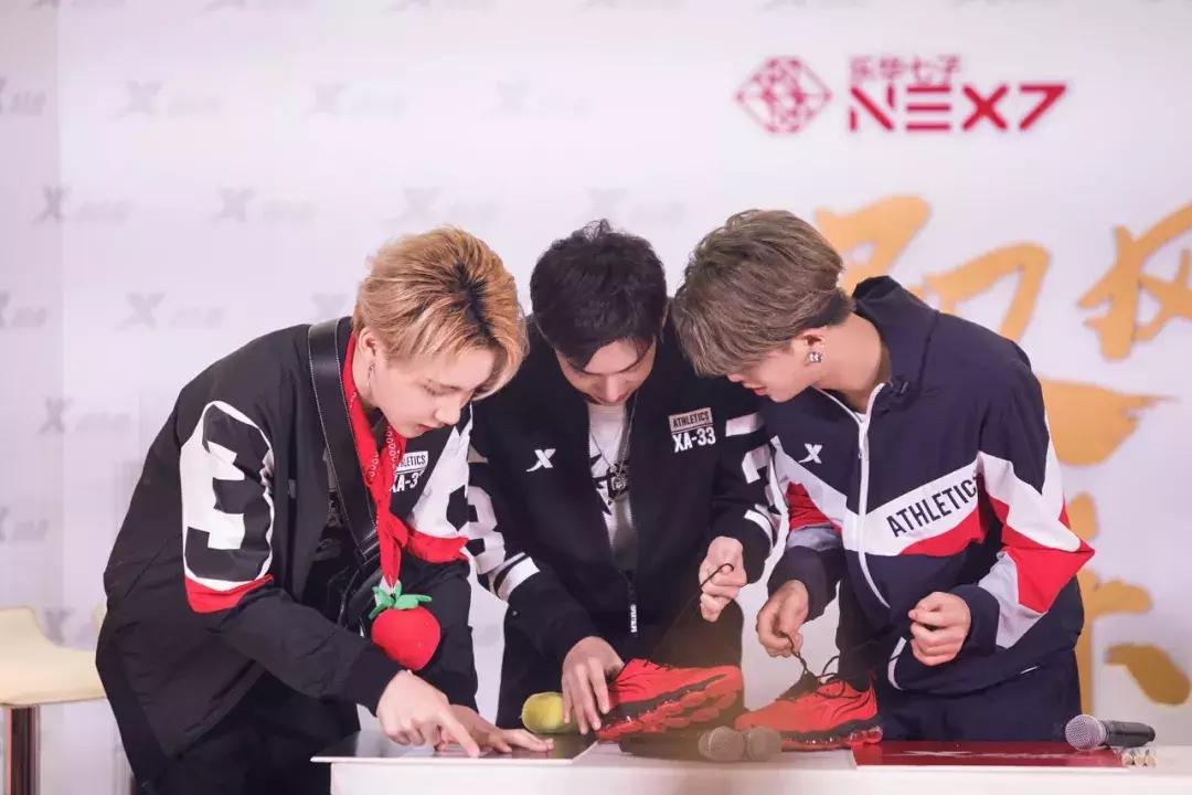 乐华七子久违的合体,乐华七子西装