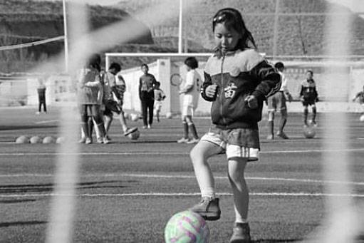 中国7-12岁儿童足球比赛视频,中国7岁小男孩走足球之路