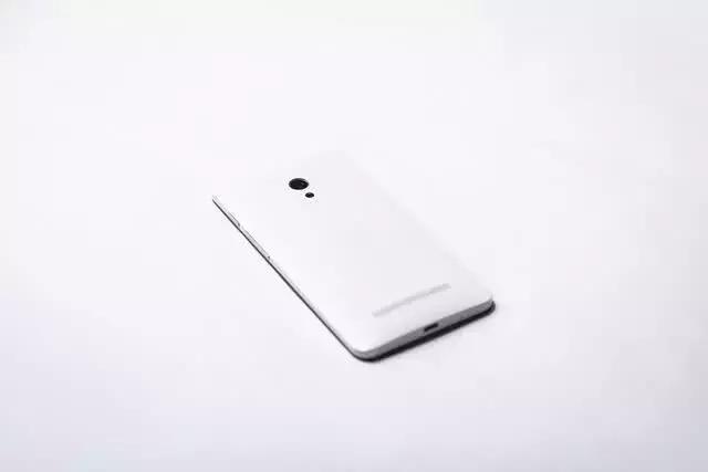 买手机实体店买还是从官网买靠谱,买手机在实体店和网上买差别大吗