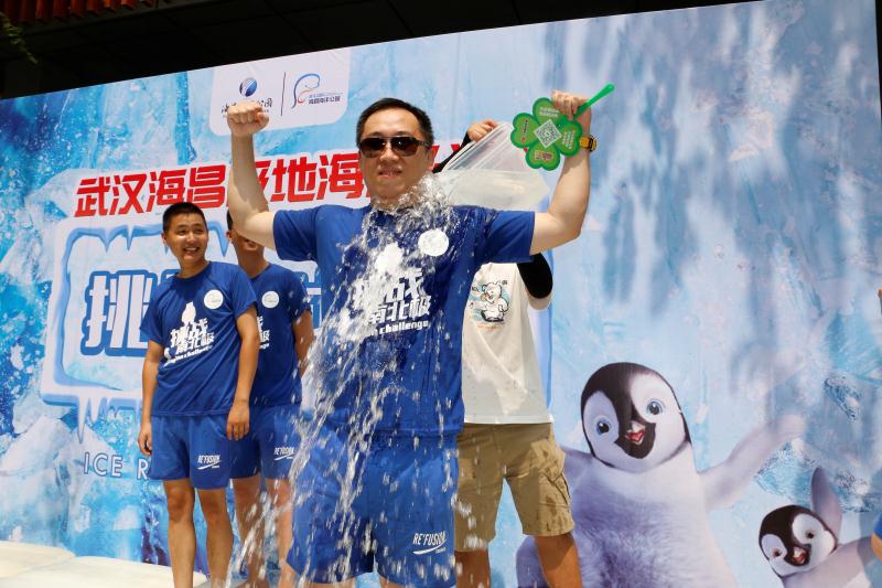 极地海洋世界青岛企鹅互动,青岛极地海洋公园企鹅接触