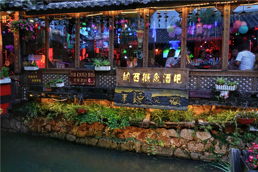 丽江安静的列车上享用着慢生活,丽江慢生活视频