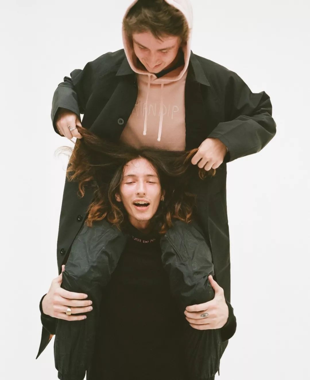 潮闻快食TravisScottxAF1再爆新联乘，ABATHINGAPE发售在即