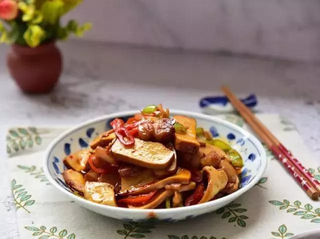 豆瓣酱炒香干的家常做法,芹菜炒香干放不放豆瓣酱