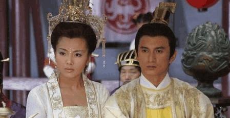 皇后在病床奄奄一息他趁机将小姨子推倒在龙床