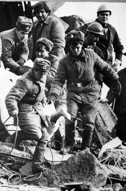 爱可以使人毁灭也可以使人重生,爱能使人宽宏大量