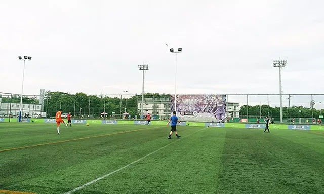 顽强拼搏，坚持到底——学威国际商学院第三届足球友谊赛拉开帷幕