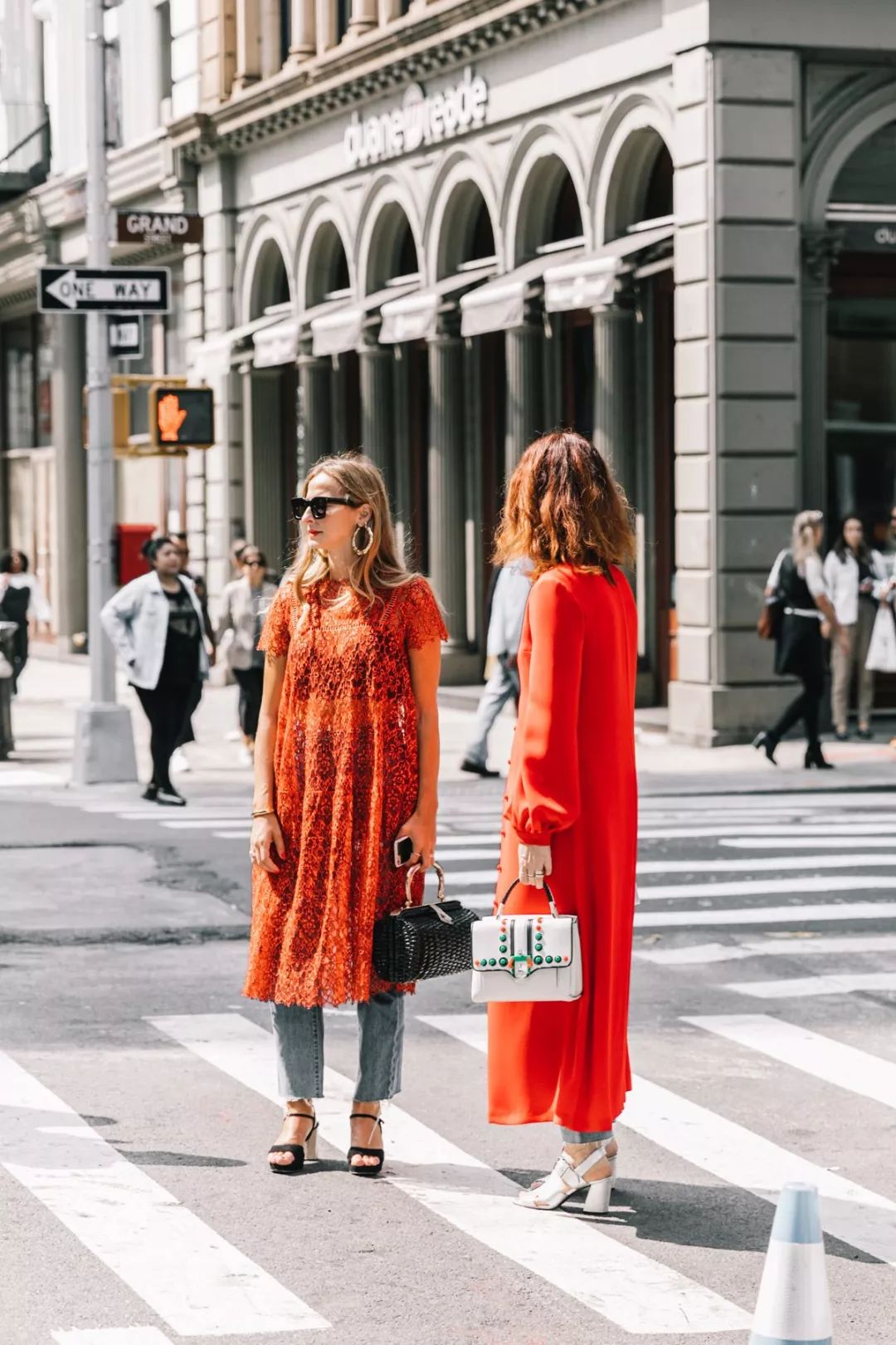 今年秋季流行穿裙子裤子超级时髦,秋季时尚洋气卫衣裙