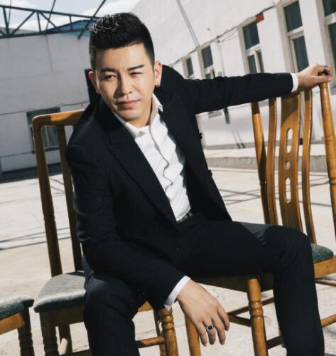 利哥澄清离开china并非忘恩负义线下面见神豪快乐哥晒超大饭桌