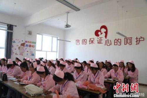 快速办月嫂上岗证要多少钱一个月,办一个月嫂上岗证得多少钱考