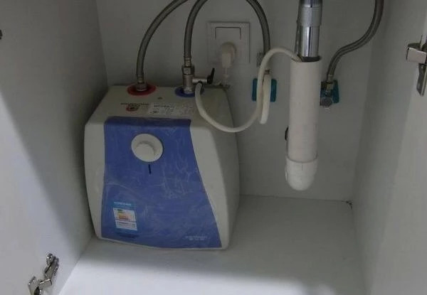 家用电热水器跟燃气热水器哪个好,电热水器跟燃气热水器比较哪个好