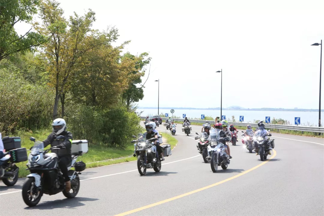 宝马s1000r改新s1000rr,宝马s1000r和本田cb1000r