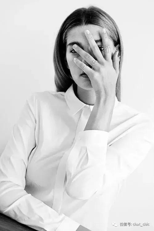 当你有一件纯白的衬衣,洁白的衬衫散发着好闻的味道