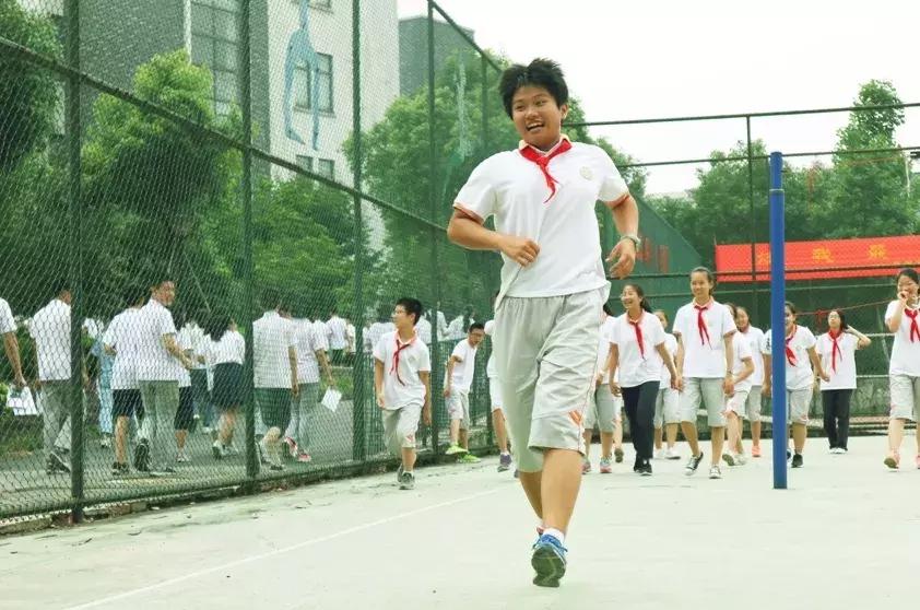 开学穿校服怎么办,开学如何整顿夏天校服