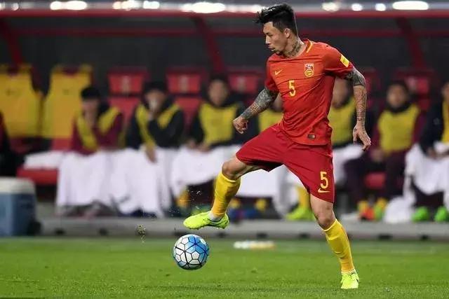 国足球迷踢球,国足球迷看球