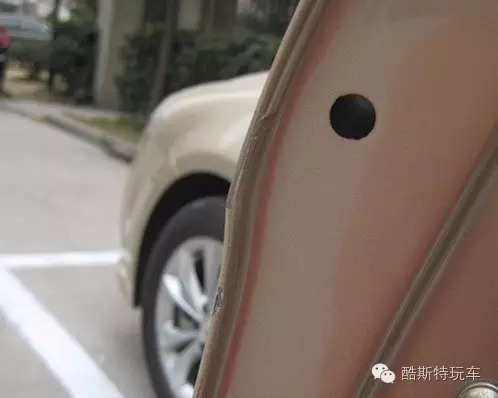 开门碰到隔壁车门磕掉一点漆,车门边缘开门碰掉漆怎么修复