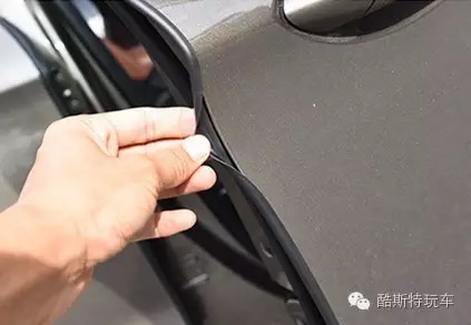 开门碰到隔壁车门磕掉一点漆,车门边缘开门碰掉漆怎么修复