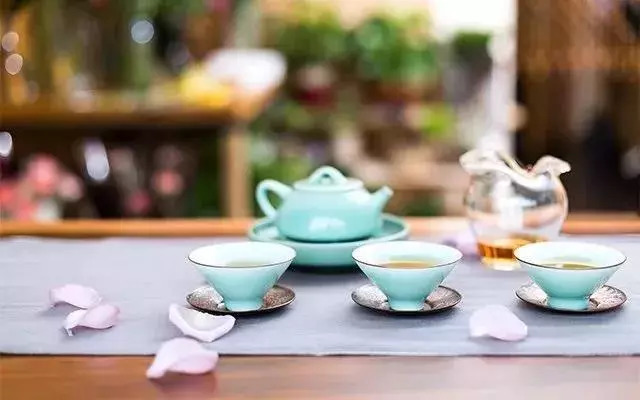 岩茶茶汤放凉了发浑怎么回事,岩茶茶汤发浑是怎么回事