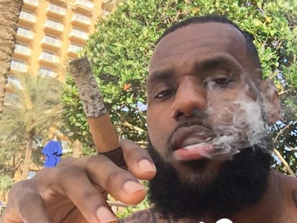 现役NBA谁抽雪茄最帅气？韦德库里领衔，闪电侠感动无数人！