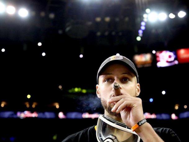 现役NBA谁抽雪茄最帅气？韦德库里领衔，闪电侠感动无数人！