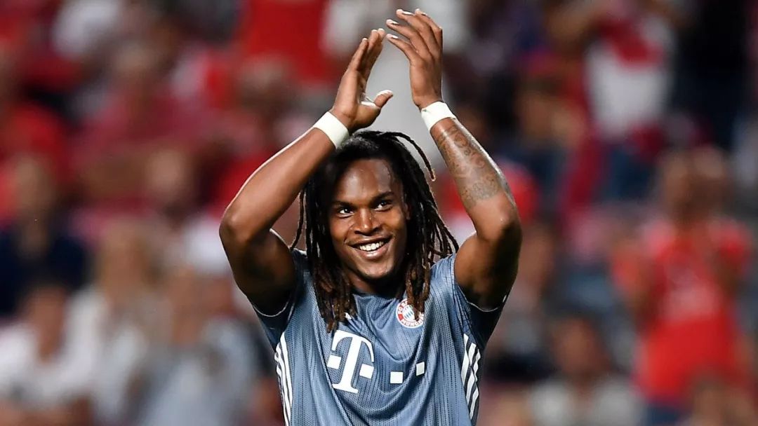 足球场上令人感动的瞬间图文,足球场上令人敬佩的瞬间