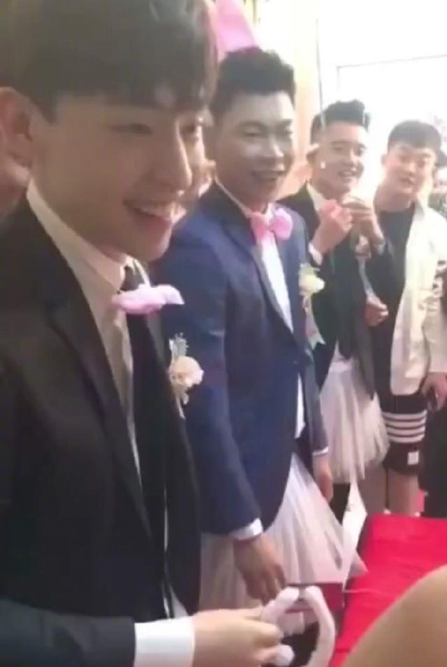 邓伦回老家当伴郎，被曝送99万份子钱，本人发表情包暗示家里没矿