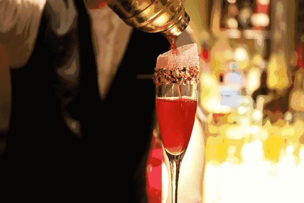 工作累了喝一杯小酒,上班这么辛苦还要回家做饭