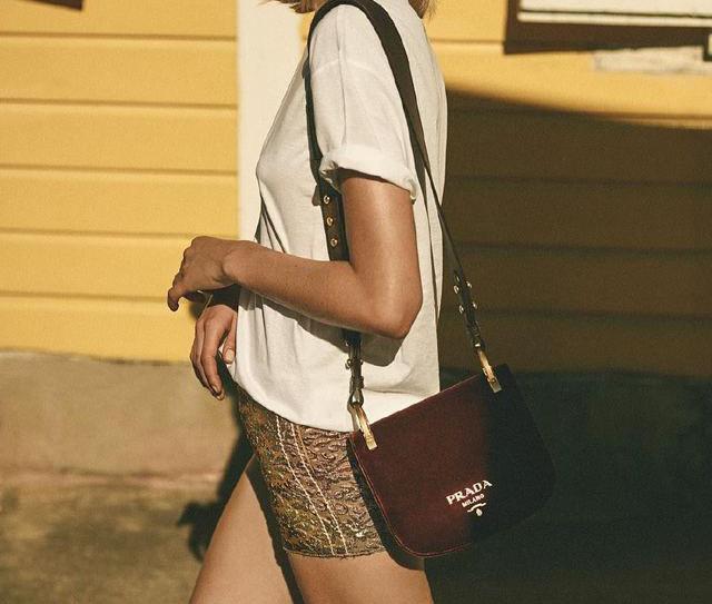 普拉达杀手包中号新款有没有黄色,2020年流行的普拉达包包是什么