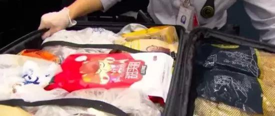 中国大妈出国探望儿子，行李箱被打开的那一刻，所有人都惊呆了！
