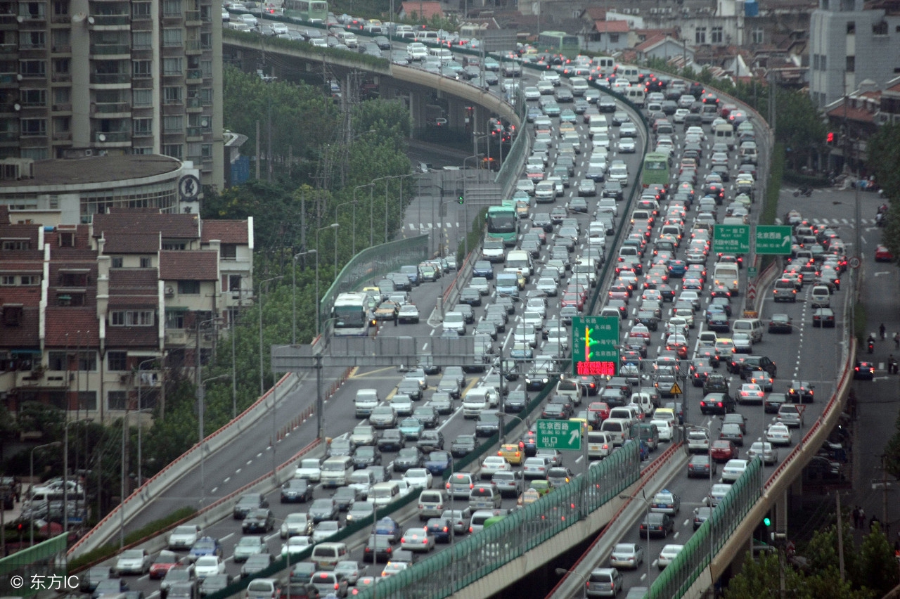 开车游玩堵车,开车旅游高速堵车